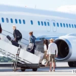 penumpang pesawat naik dari kiri