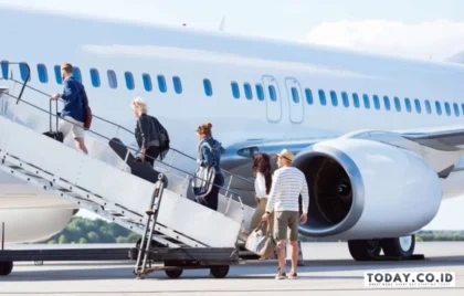 penumpang pesawat naik dari kiri