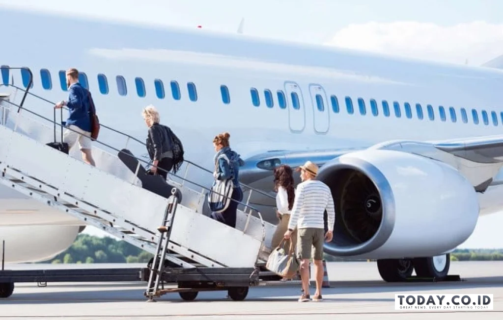 penumpang pesawat naik dari kiri