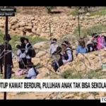 jalan ditutup kawat berduri