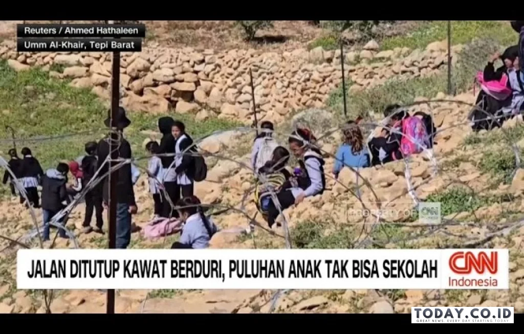 jalan ditutup kawat berduri