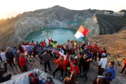 Danau Kelimutu, Pesona Tiga Kawah Berwarna di Puncak Flores